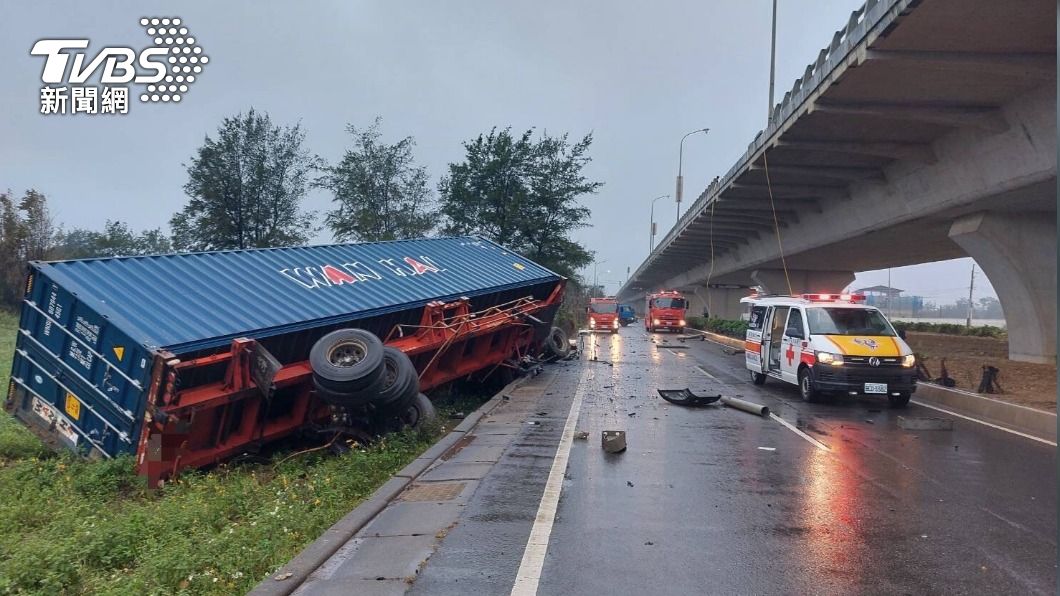 怎麼開的? 貨櫃車摔落台61線高架橋