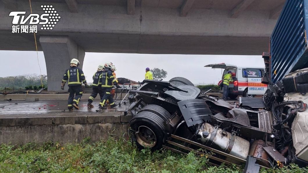 怎麼開的? 貨櫃車摔落台61線高架 搶救中