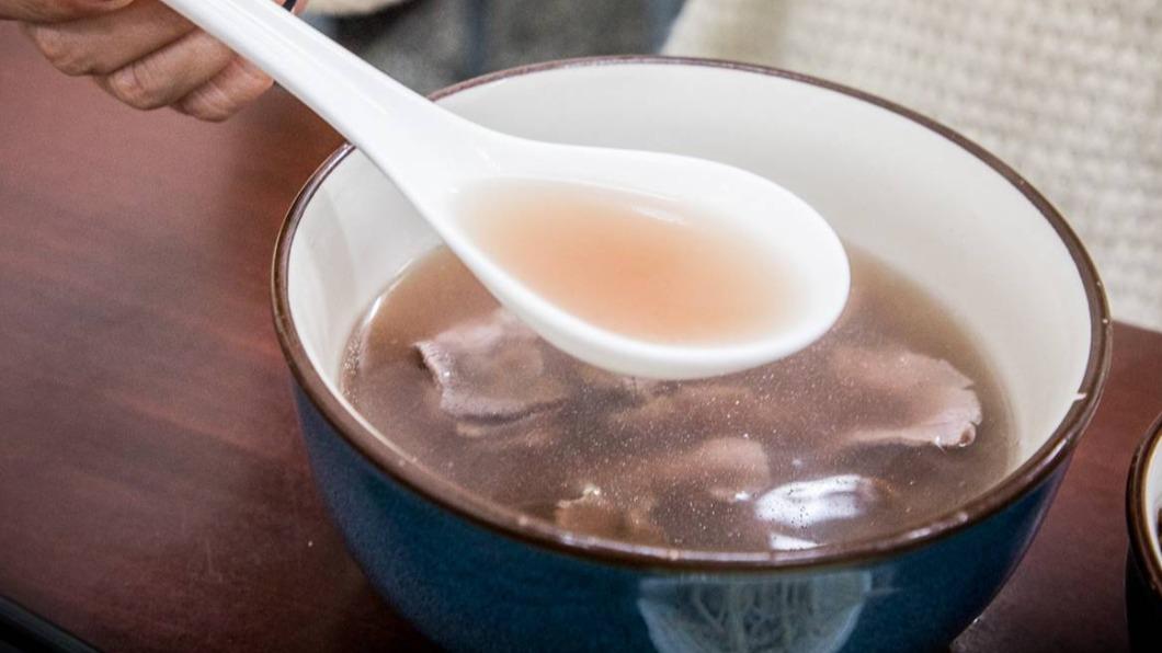 溫體牛肉湯喝起來很清甜。(圖/大手牽小手玩樂趣提供)