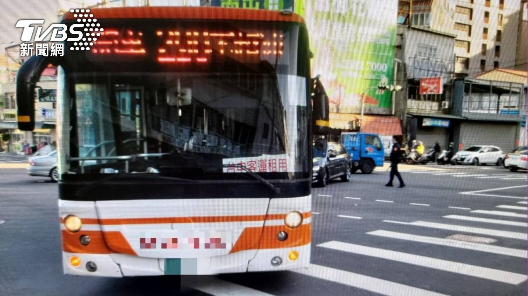 走斑馬線被撞!台中公車左轉撞倒人 駕駛稱:A柱擋到