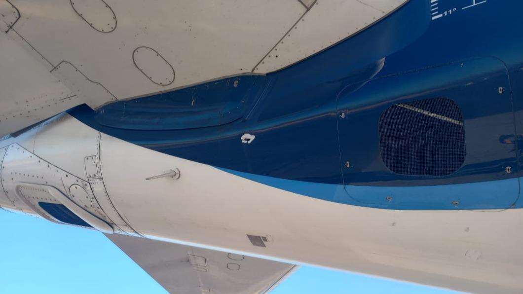 墨西哥國際航空客機機身遭地面子彈擊中。（圖／翻攝自 推特@aeroaccidentes）