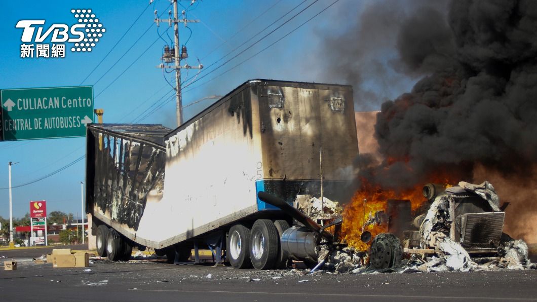 錫那羅亞州（Sinaloa）庫利亞坎市（Culiacán）卡車著火燒毀。（圖／達志影像美聯社）