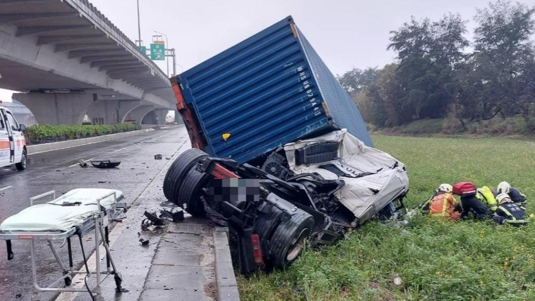 快訊/貨櫃車墜落高架橋!整車被擠扁 駕駛命大自行脫困