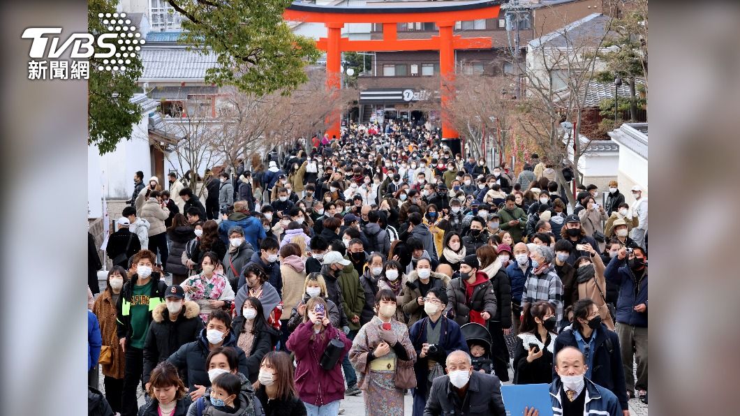 京都的伏見稻荷神社也湧入大批參拜的民眾、觀光客。（圖／達志影像美聯社）