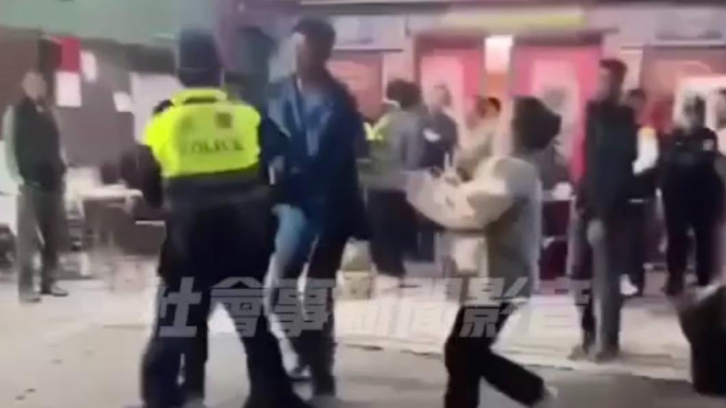兩名男子拿酒杯互丟爆發衝突。（圖／翻攝自社會事新聞影音）