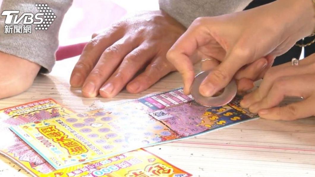 是個狠人!他豪砸252萬買「70本刮刮樂」 超狂結果曝
