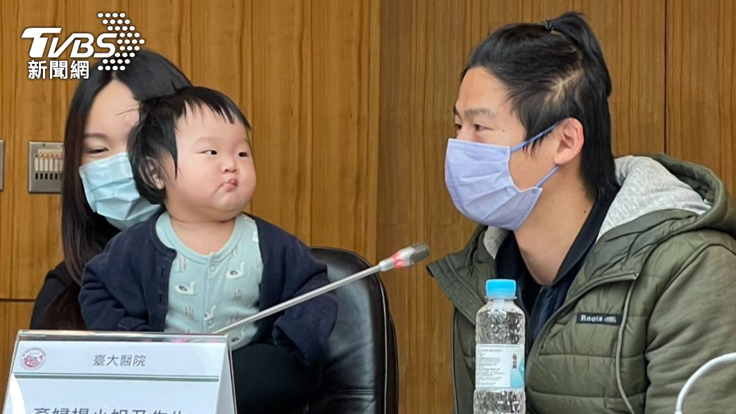 剖腹產疤痕外孕產婦楊小姐、先生和女兒。（圖／TVBS）