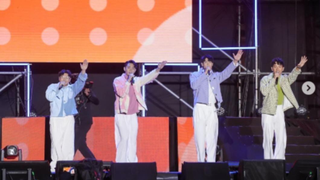 機智男孩成軍後首次在台東跨年登台獻唱。(圖/翻攝自機智男孩itboyzofficial IG))