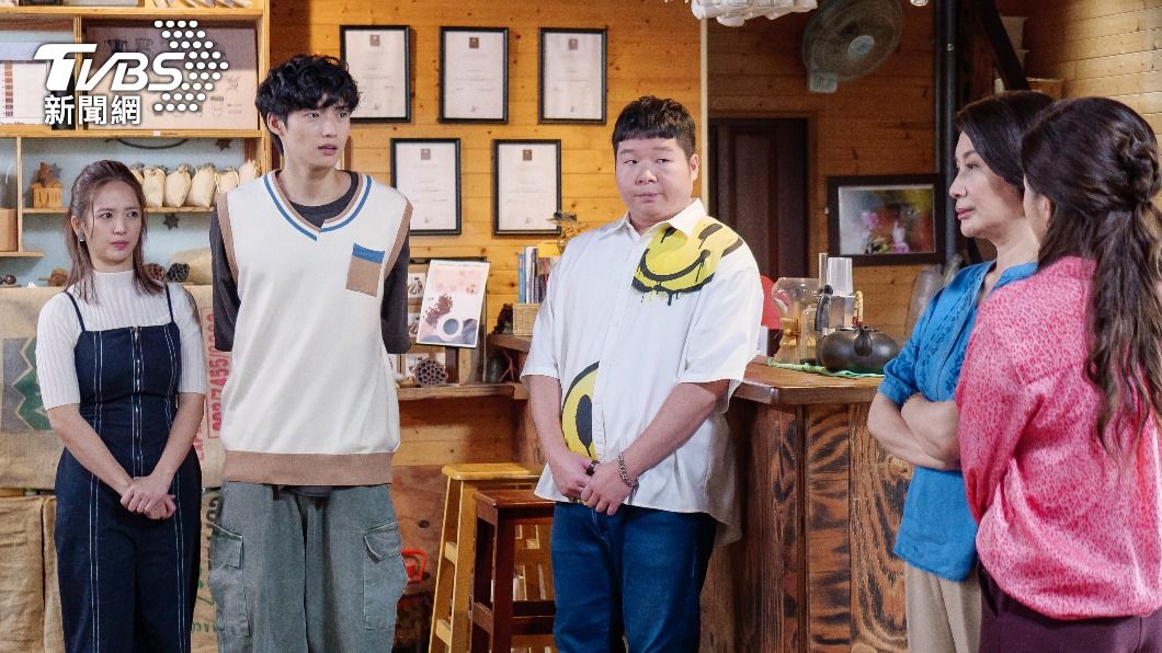 劉育仁（左二）、臧芮軒（左一）被陳亞蘭目睹抱在一起。（圖／TVBS）