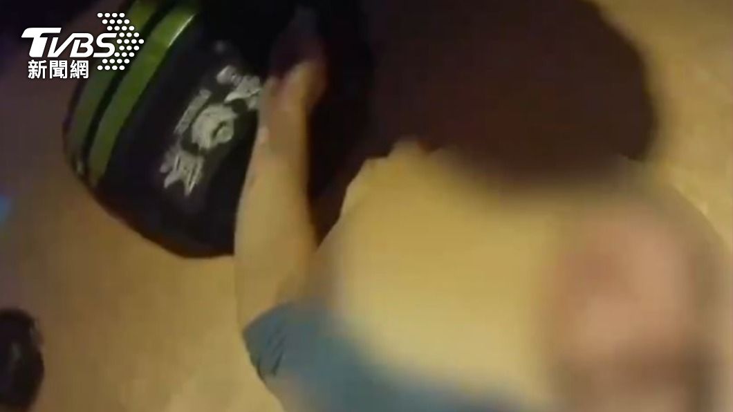 夫妻莫名被酒客打!警到場也遭嗆 噴辣壓制他喊:我想放尿