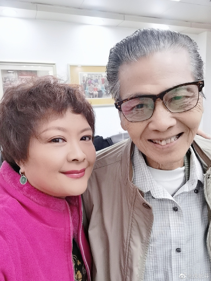 虎艷芬(左)悲痛證實龔錦堂(右)死訊。(圖/翻攝自虎艷芬微博)