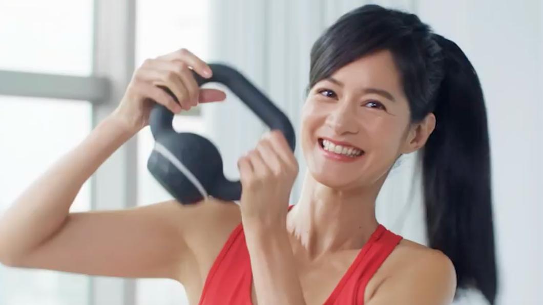 Janet示範在日常生活中，可利用手邊物品做簡易訓練肌力。（圖／益節提供）