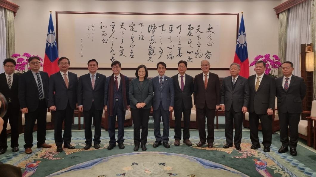 南韓朝野國會議員與總統蔡英文合照。（圖／翻攝自이달곤 Facebook）