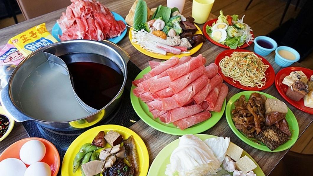 大喜鍋提供6種湯底可選,能挑2種口味做成鴛鴦鍋。(圖/小涼的美食小天地提供)