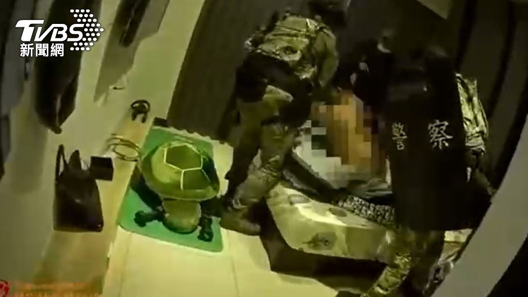 警方攻堅逮捕明仁會成員。(圖/TVBS)