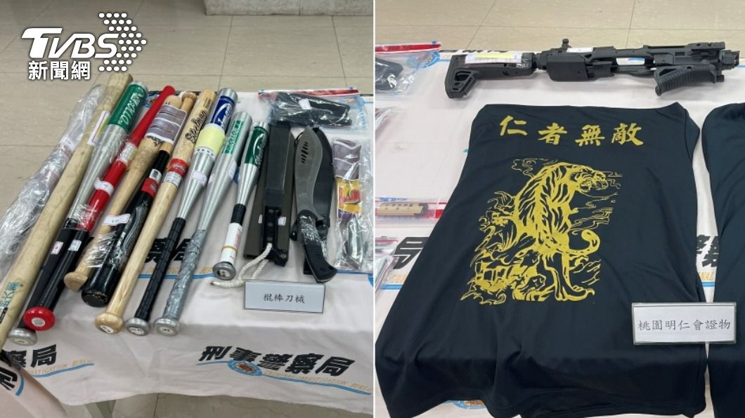 警方查扣棍棒刀械以及明仁會服飾。(圖/TVBS)
