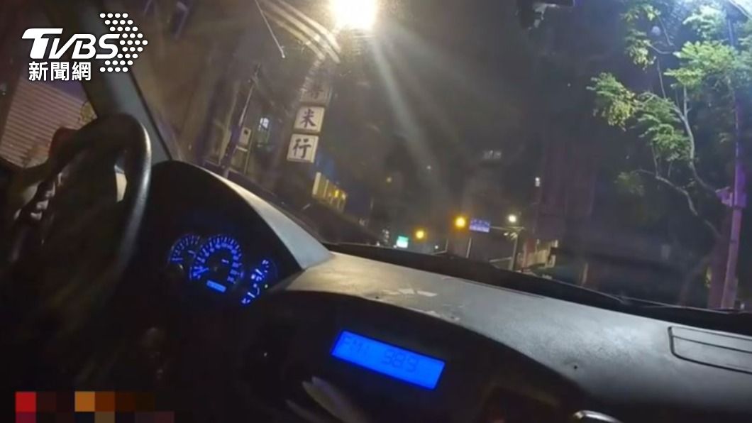 員警開警車和警笛,要老翁看到、聽到就說話,藉此找到他的位置。(圖/TVBS)
