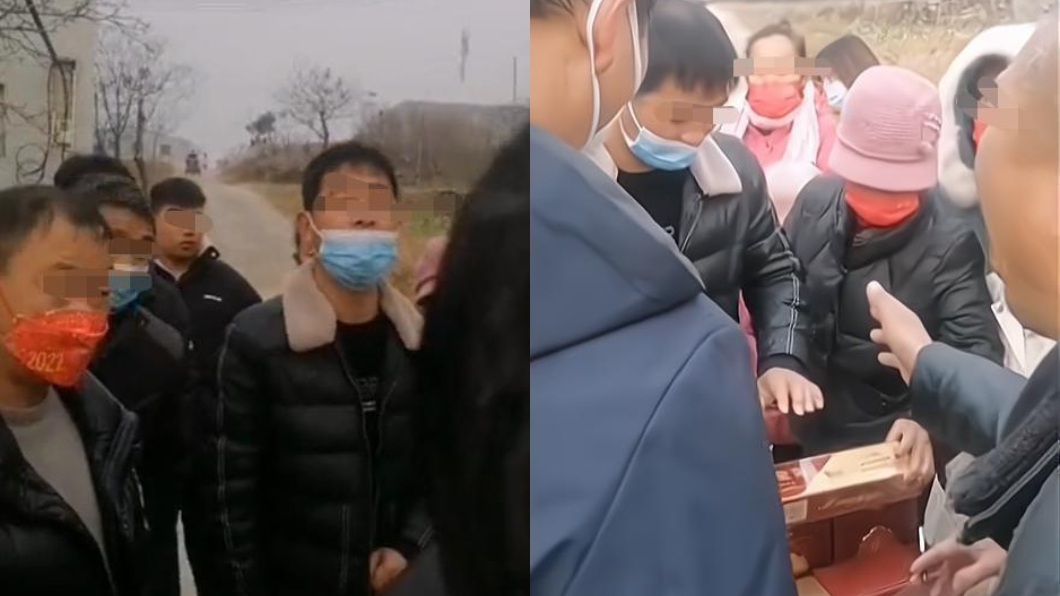 河南鄭州一處村莊出現村民將迎親車隊攔下討菸酒的事件。(圖/翻攝自微博)