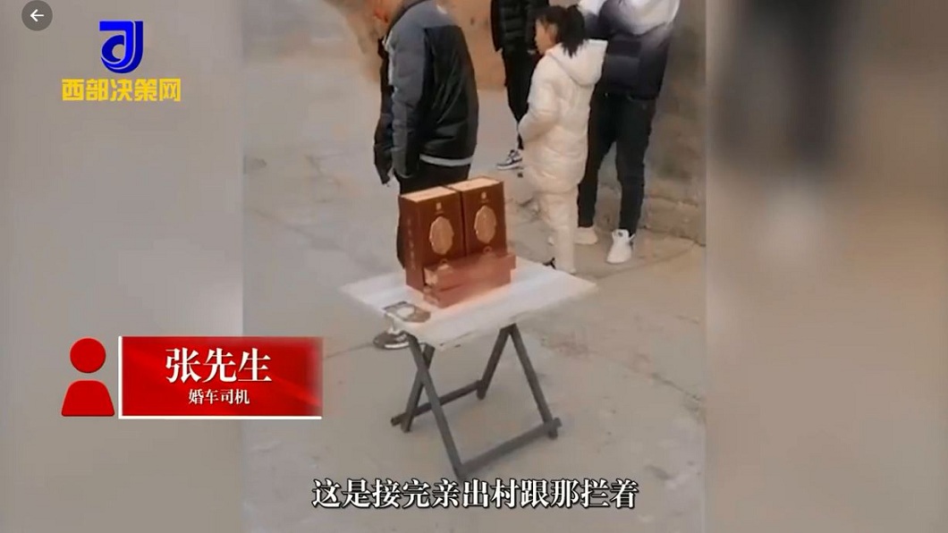 不少網友認為村民囂張態度根本和搶匪沒兩樣。(圖/翻攝自微博)