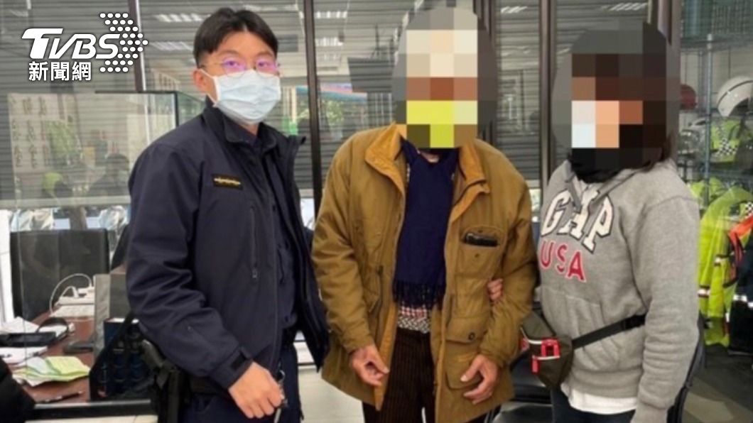 員警協助患有失智症的迷路老翁,找到家屬順利返家。(圖/TVBS)