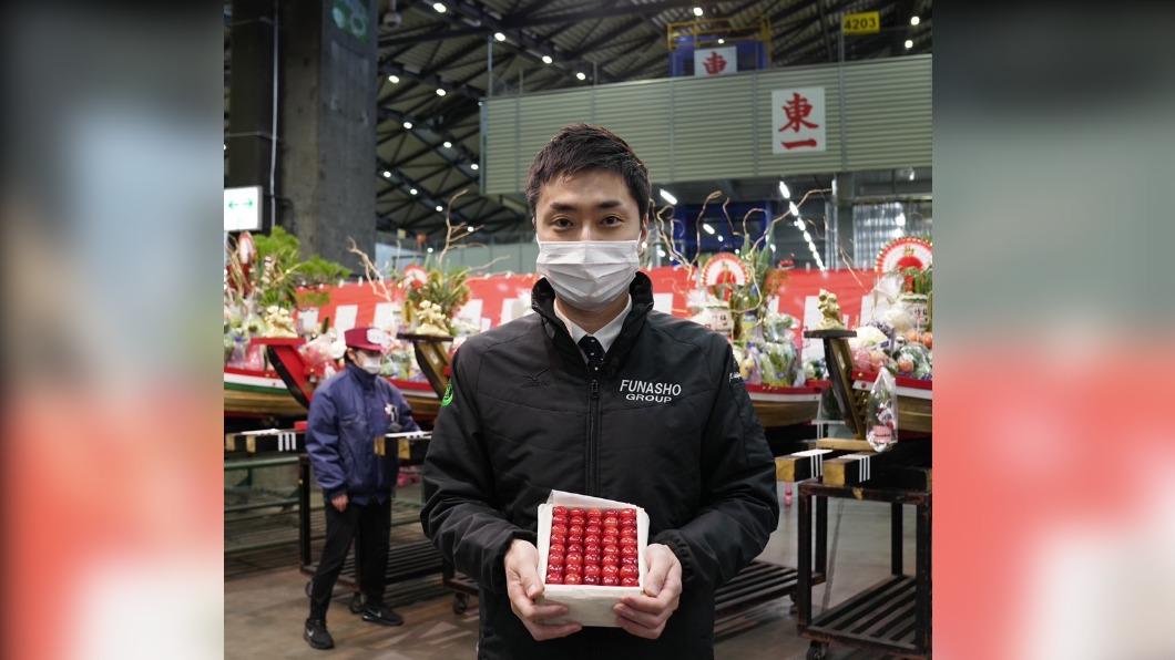 東京大田市場的得標者花了130萬日圓才成功標下這盒佐藤錦櫻桃。(圖/翻攝自船昌集團@k_funasho推特)