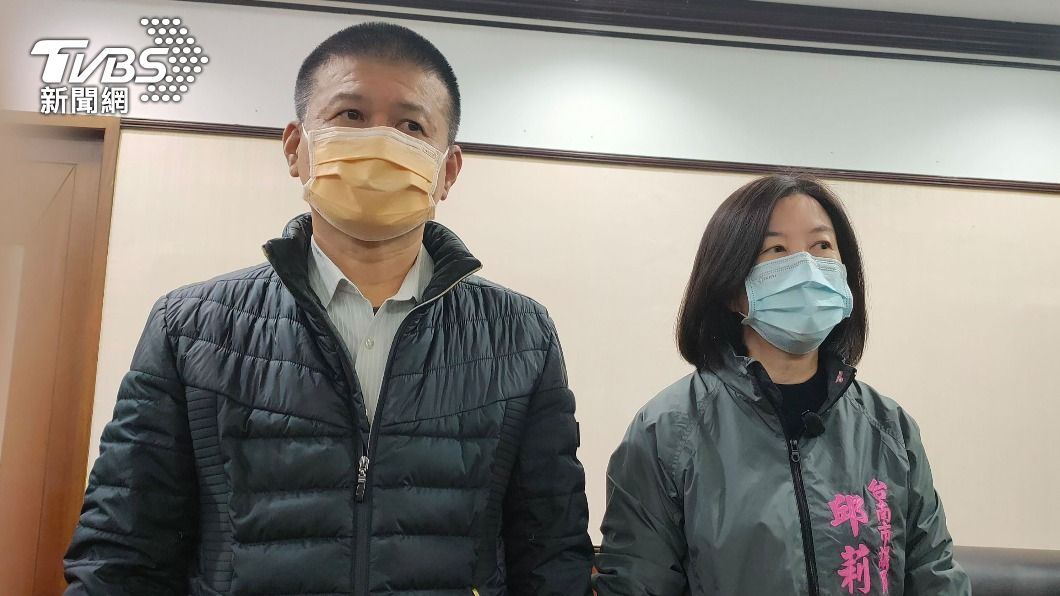 賄選案交保後首現身台南議會　邱莉莉：禁得起考驗