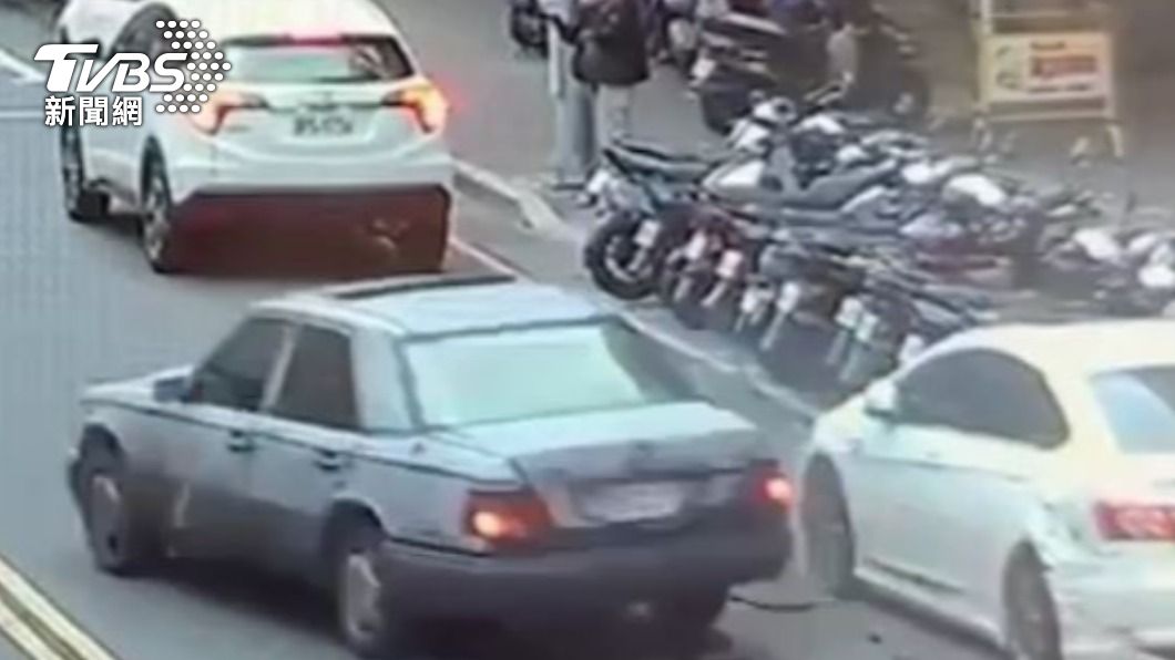 賓士車疑似失控撞擊路旁違停車輛。(圖/TVBS)