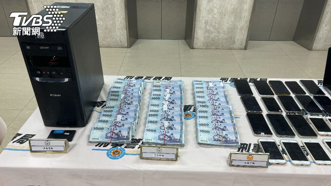 警方查扣現金、手機等贓物。(圖/TVBS)