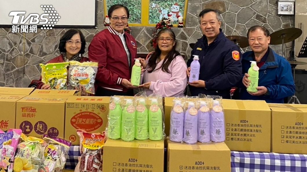 新莊警偕民間善團寒冬送暖 助育幼院小童過好年