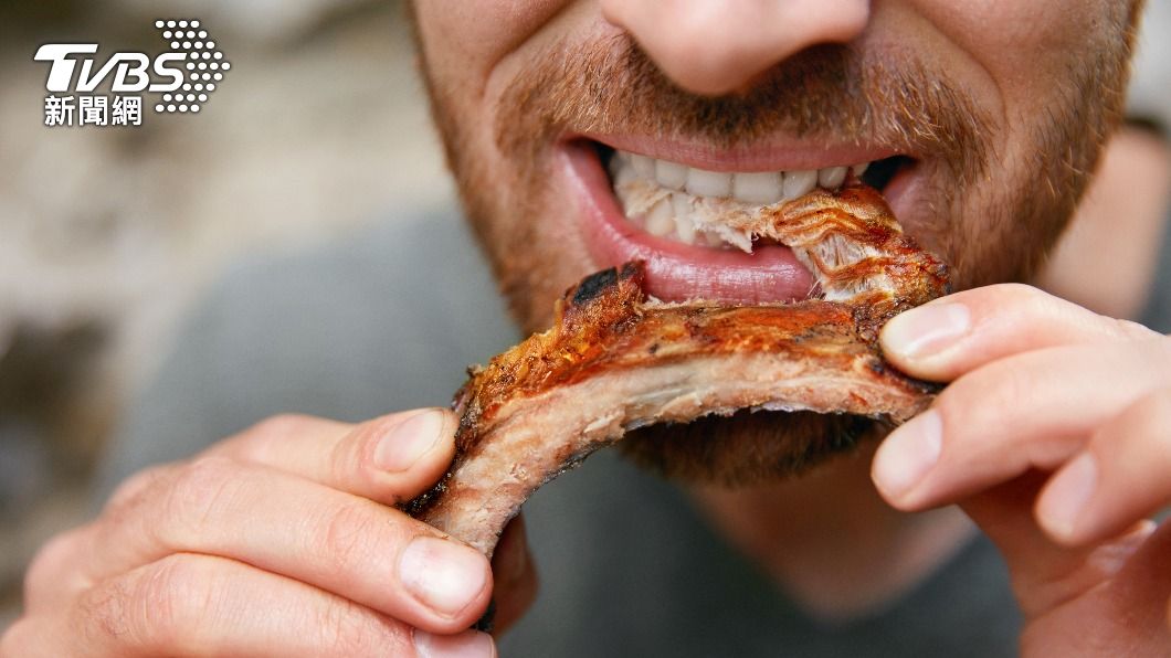 食物掉地上秒撿起吃!他高燒狂拉衝急診 醫嚇:逼近敗血症