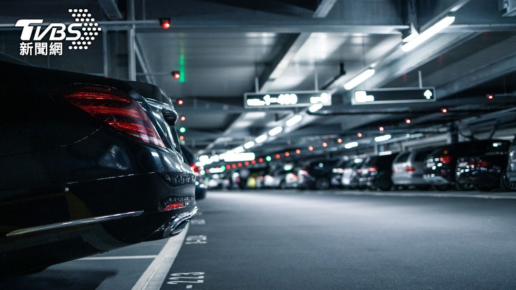 鄰居豪車「霸王硬上弓」佔位!全網歪樓這件事:綠到你發慌
