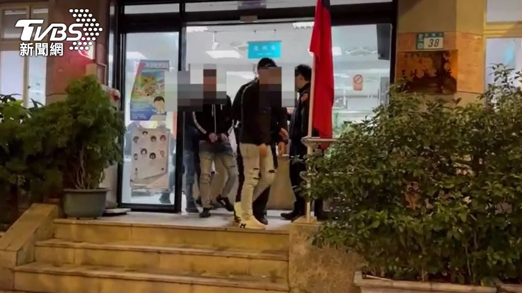 劉姓債主等5人被警方帶回偵辦。（圖／TVBS）
