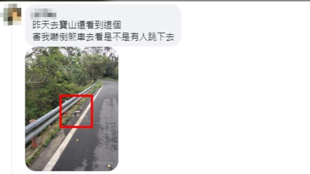 網友行經寶山時，竟看到護欄旁有3雙鞋子。（圖／翻攝自爆料公社臉書）
