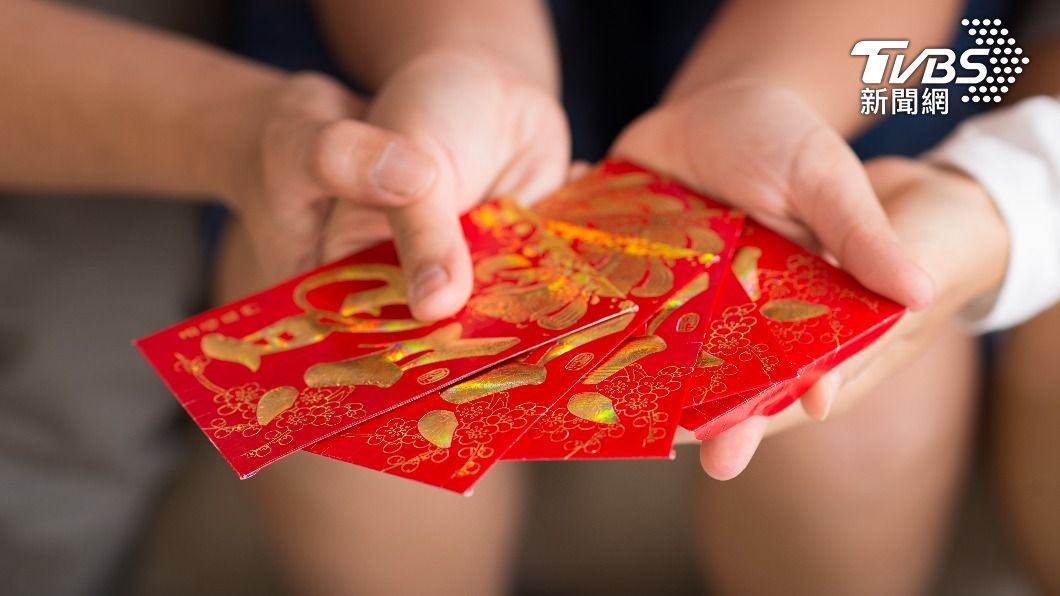 將紅包壓在枕頭底下,能讓新年財源滾滾。(示意圖/shutterstock達志影像)