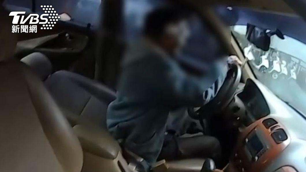 面對警方詢問車子是誰的,男子起初還騙說是兒子的。(圖/TVBS)
