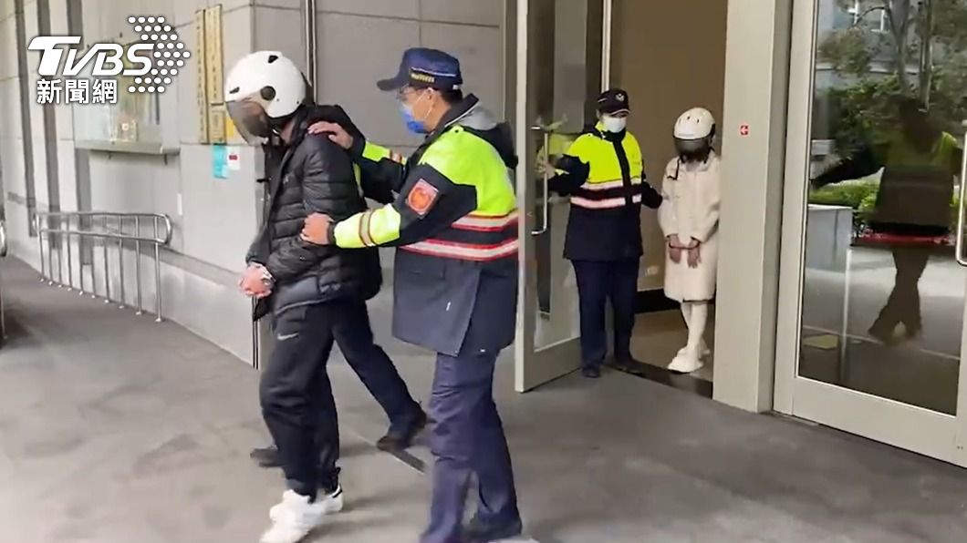 孫姓負責人與彭姓女荷官被警方移送法辦。(圖/TVBS)