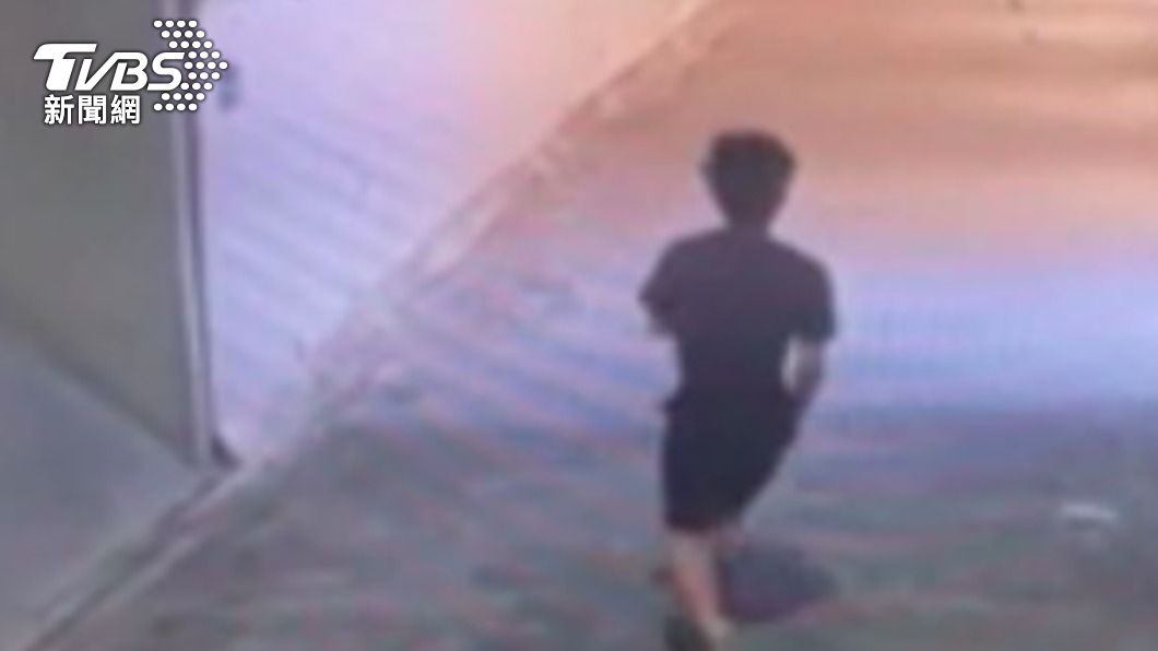 校方人員追出來時男子已逃離現場。(圖/TVBS)