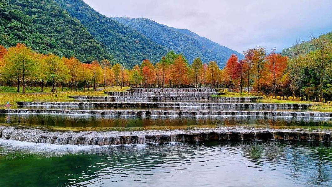 「三層坪」因長期經溪流侵蝕堆積，形成9層疊瀑潺潺流水。（圖／宜蘭ㄚ欣的美食日誌提供） 