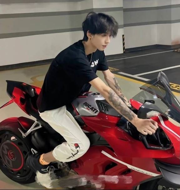 莊慕卿是重機愛好者。(圖/翻攝自微博)
