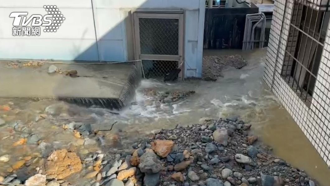 大量衝出路面的水全灌進民宅。(圖/TVBS)