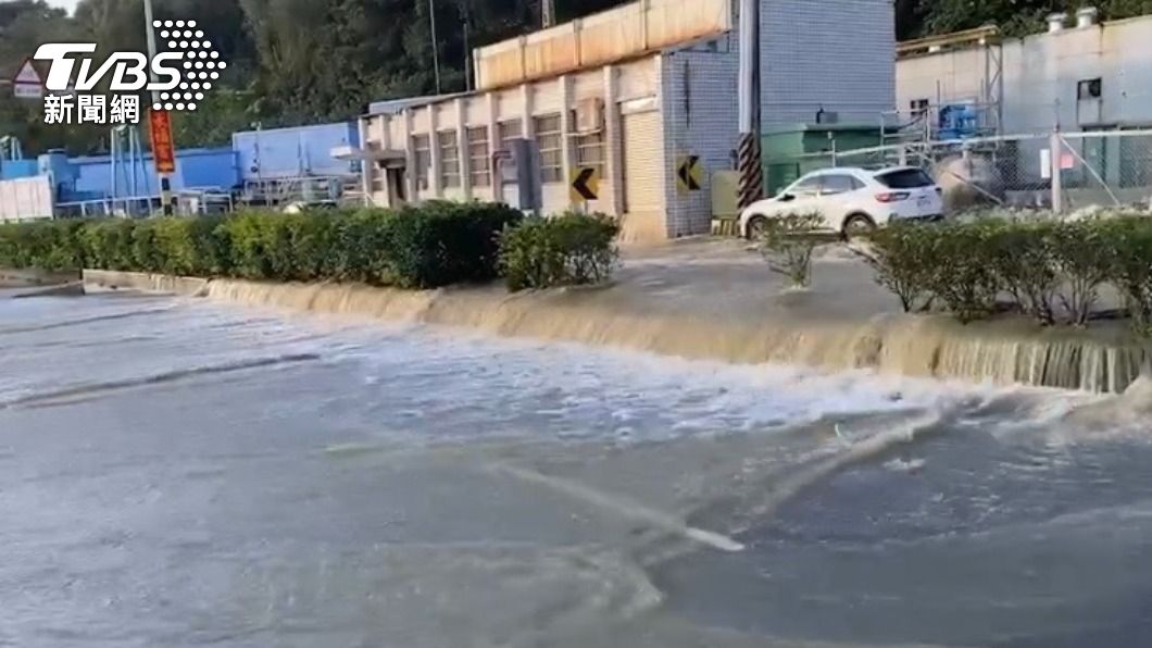 水管破裂事件影響桃園約33萬戶停水。(圖/TVBS)