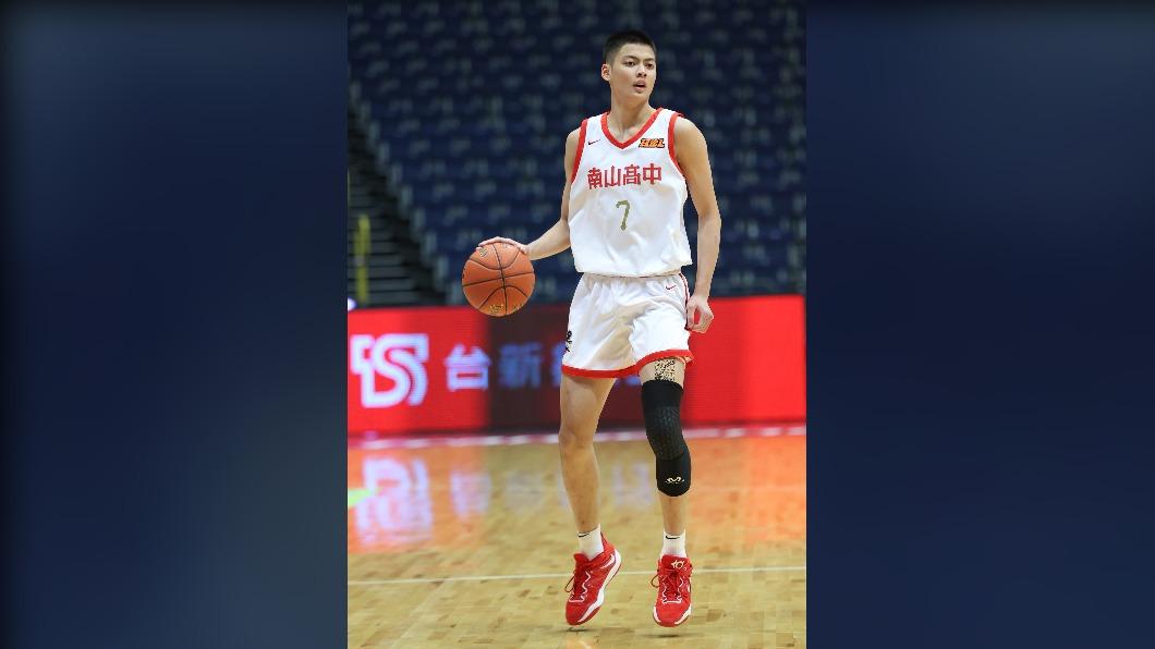 HBL/街頭快閃!和球星PK投籃 獲勝帶走3大箱餅乾