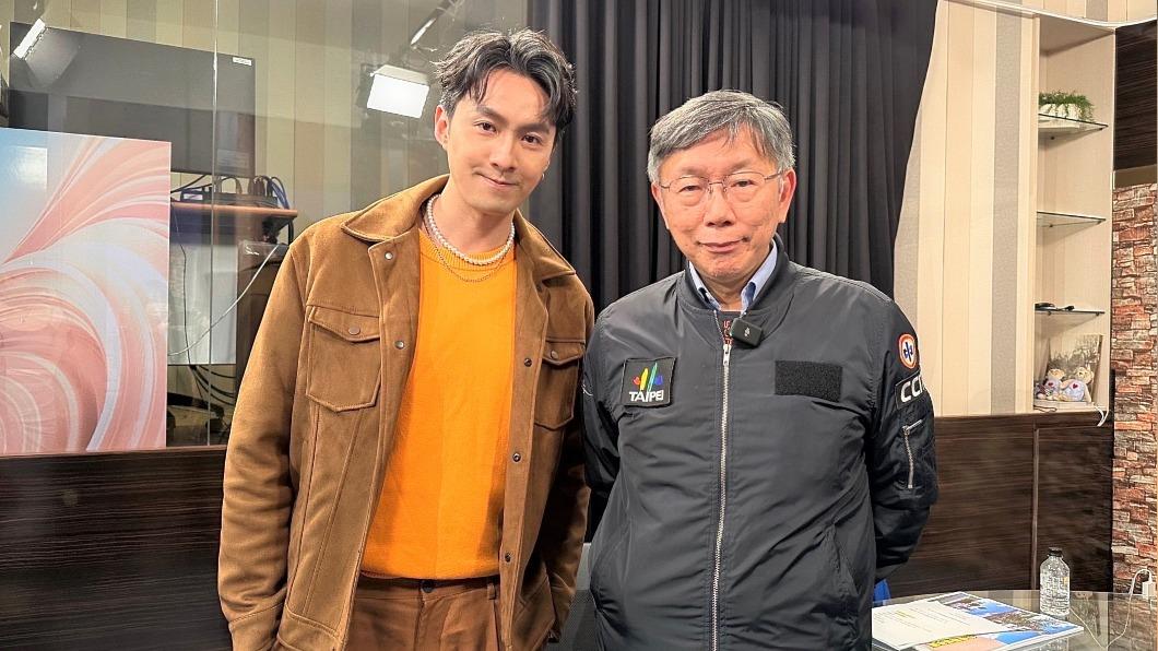 柯文哲(右)獲知張雁名在戲劇中演出阿北,非常驚訝。(圖/伊林娛樂提供)