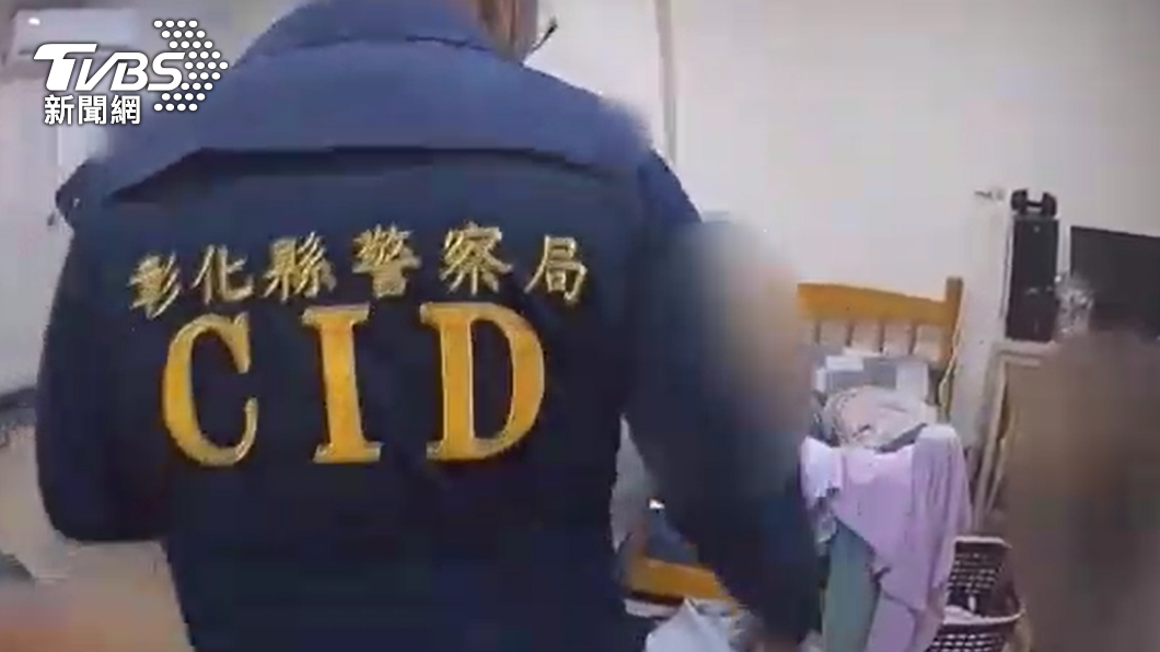 警方破門救出黃男。(圖/TVBS)