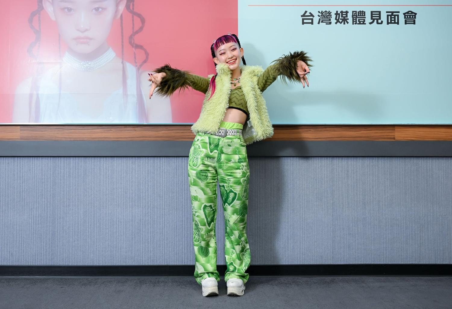 辣妹倒V也難不倒詩羽。(圖/華納音樂提供)