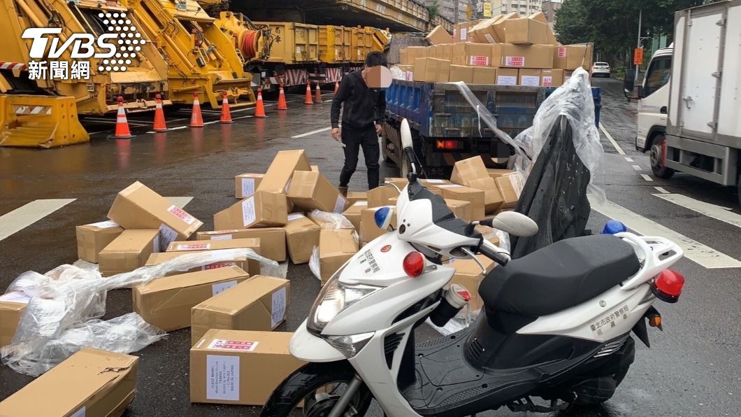 全掉了!轉彎幅度大駕駛不減速 捆貨繩斷裂「箱滿地」