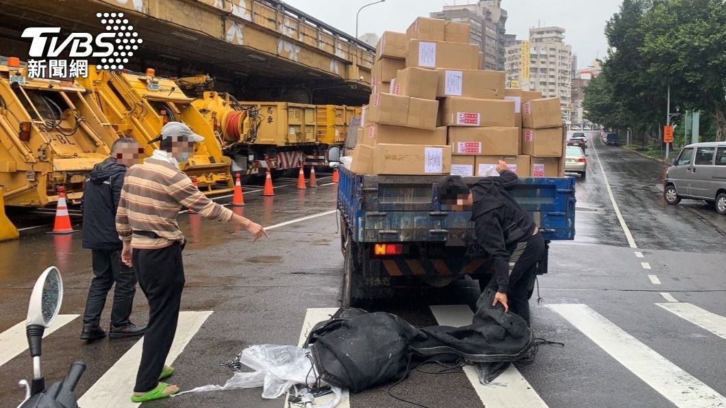 巡邏員警經過協助排除,並依規定開罰。(圖/TVBS)