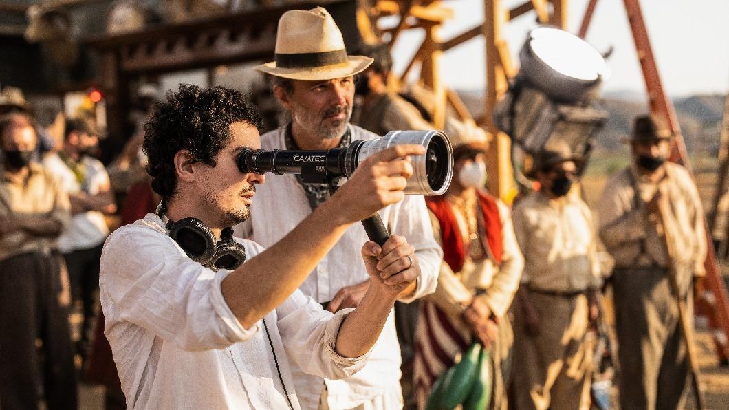 導演達米恩查澤雷(Damien Chazelle)用35厘米膠卷呈現史詩視覺。(圖/UIP提供)
