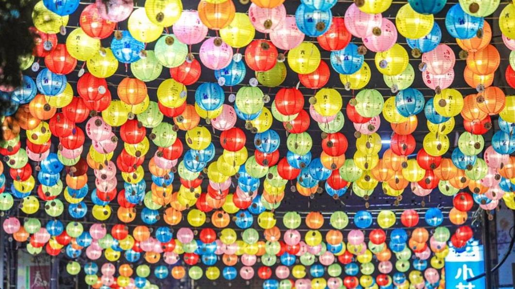 今年展出的13000盞彩繪燈籠,皆由市內國中、國小學生一同彩繪,所以別具意義。(圖/13's幸福食光提供)
