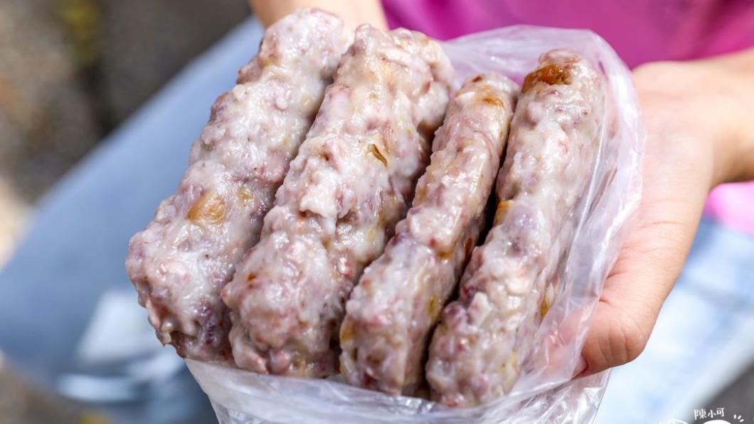 芋粿餡料很多,油蔥味濃卻不會膩。(圖/陳小可的吃喝玩樂提供)